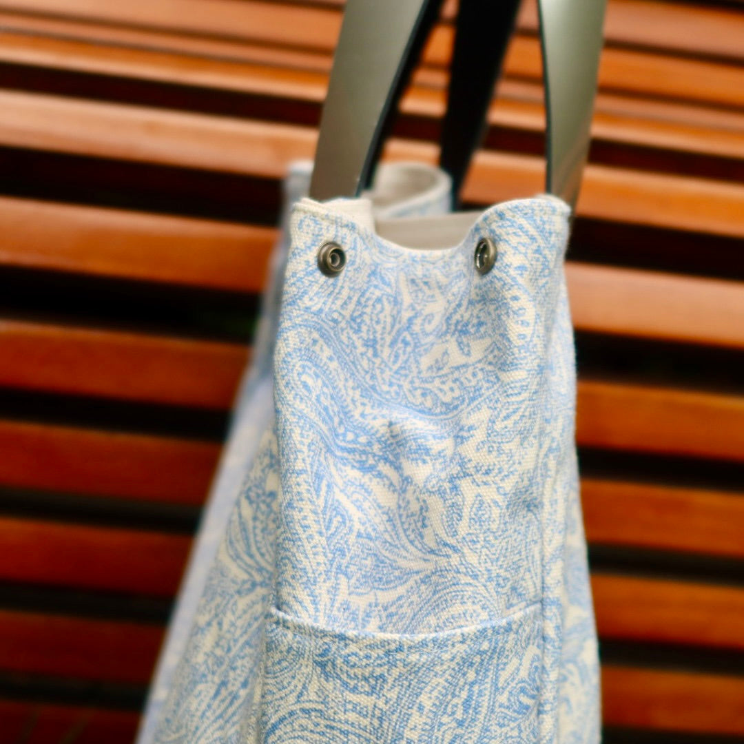Bolsa Wallow Arabesque Azul com Alça de Couro Prata
