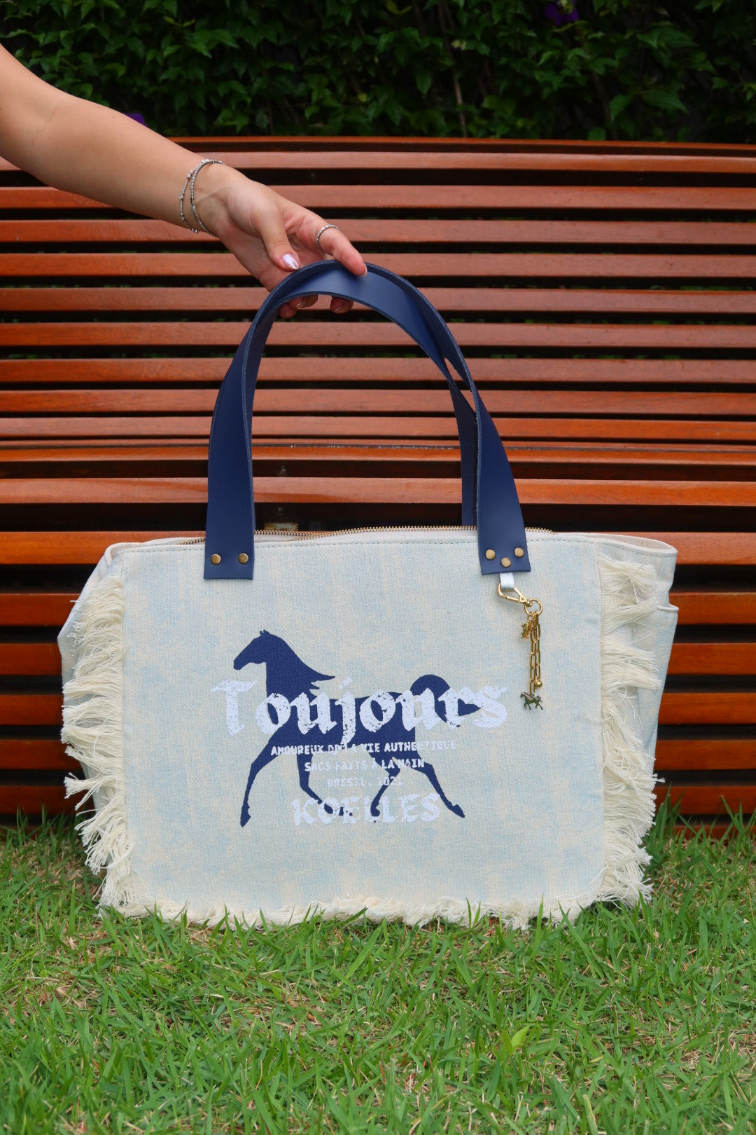Bolsa Nuna Azul com Alças de Couro Marinho com Zíper