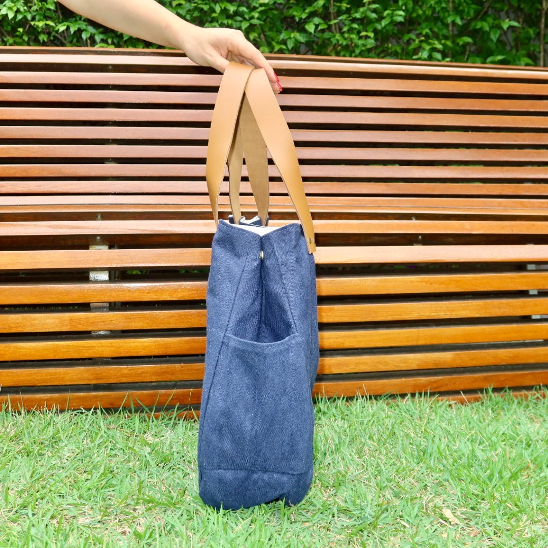 Bolsa Wallow Marinho com Alça de Couro Caramelo