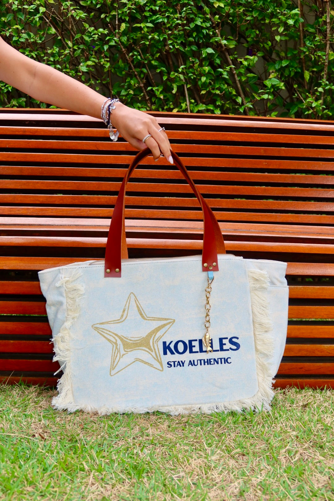 Bolsa Nuna Azul com Alças de Couro Marrom com Zíper