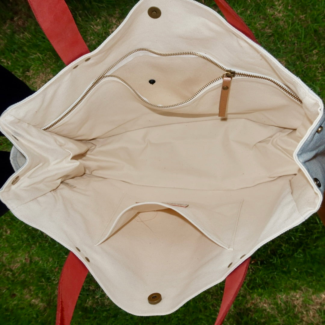 Bolsa Wallow Azul com Alça de Couro Vermelha