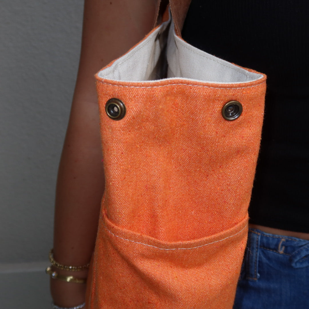 Bolsa Wallow Laranja PET com Alça de Couro Caramelo com Zíper