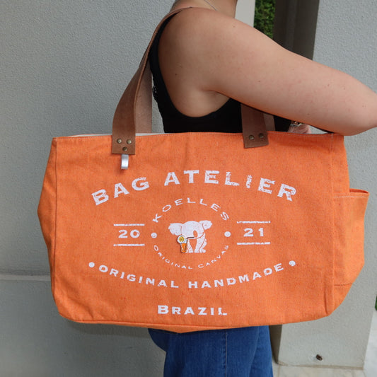 Bolsa Wallow Laranja PET com Alça de Couro Caramelo com Zíper