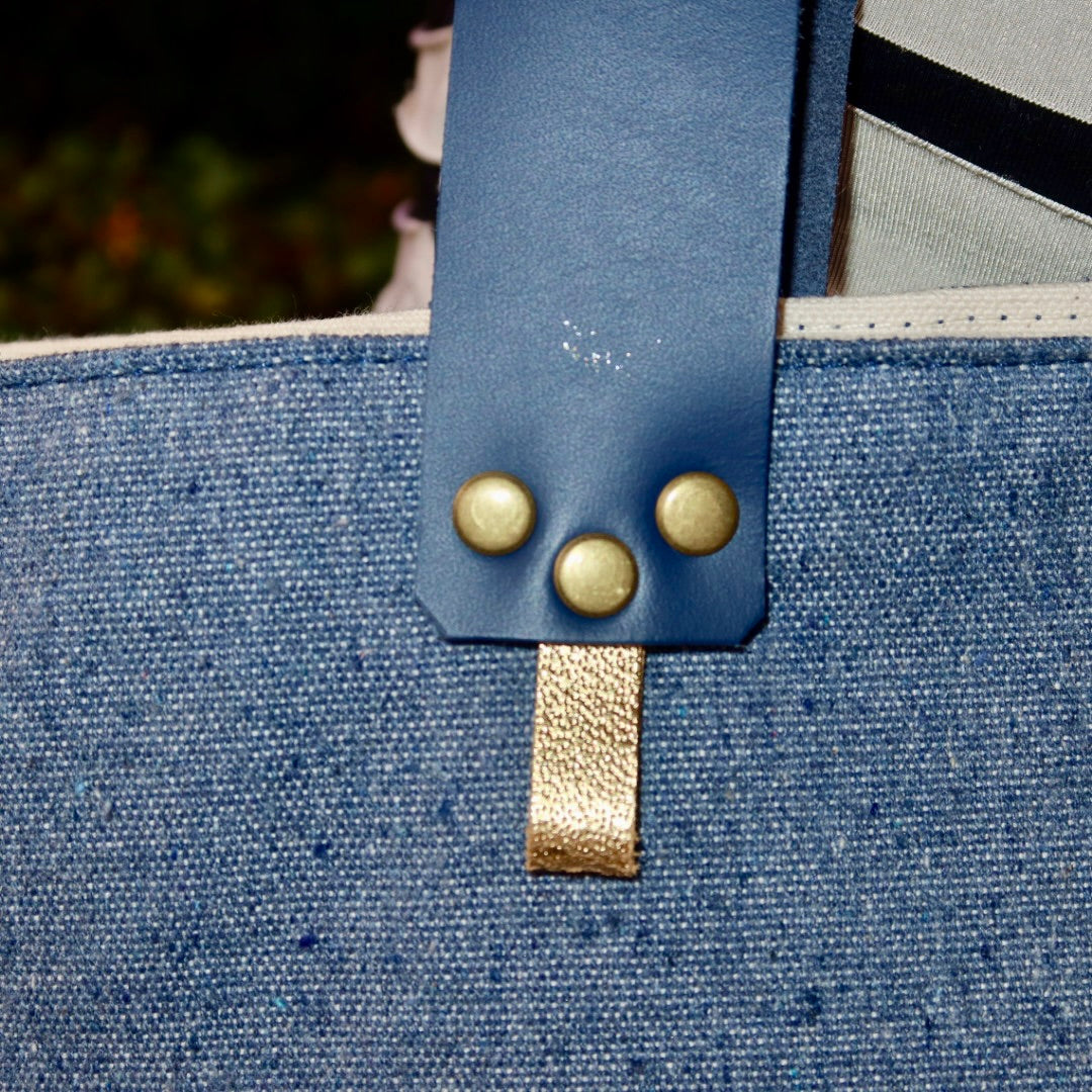 Bolsa Wallow Jeans Claro com Alça de Couro Marinho