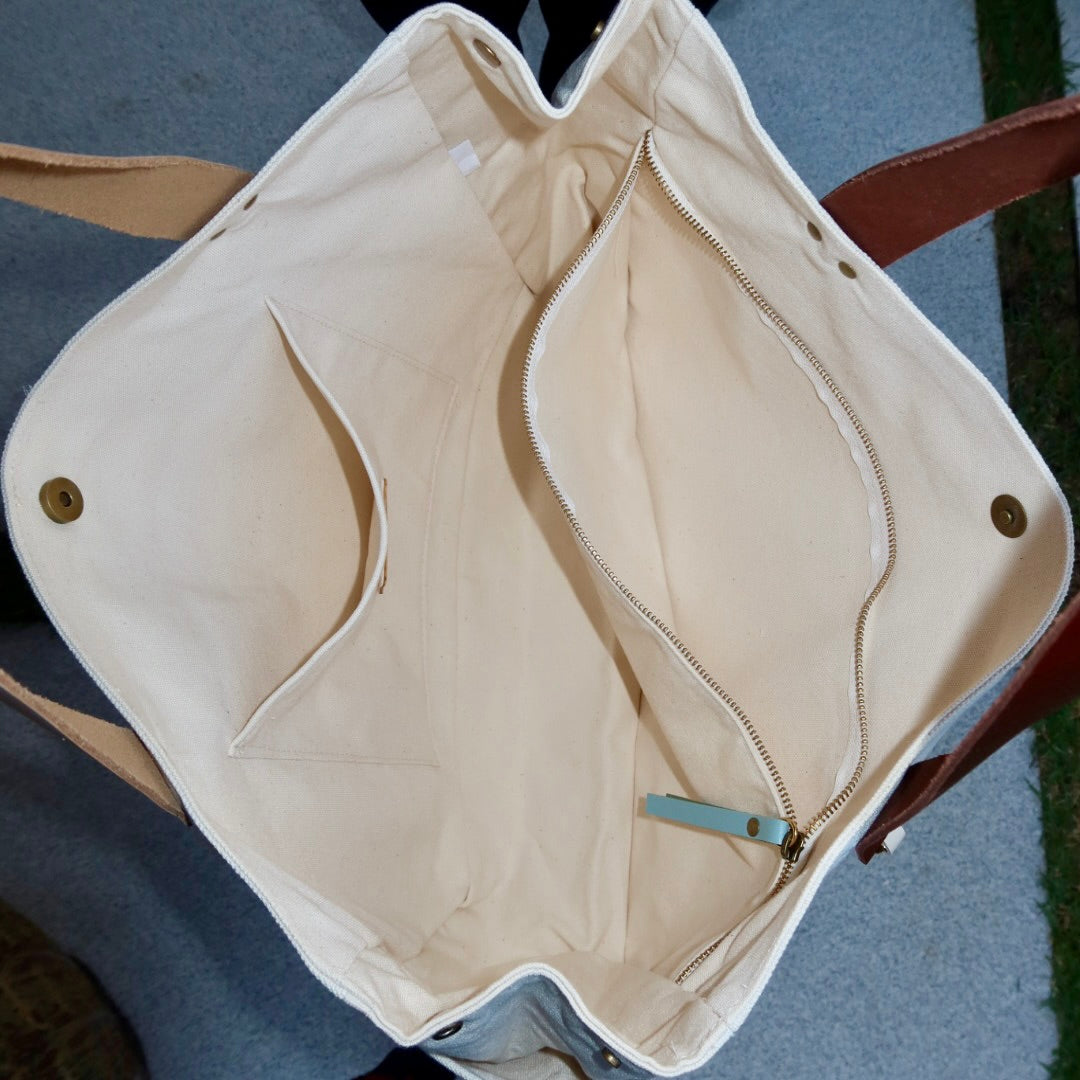 Bolsa Wallow Azul com Alça de Couro Duo Marrom e Off White