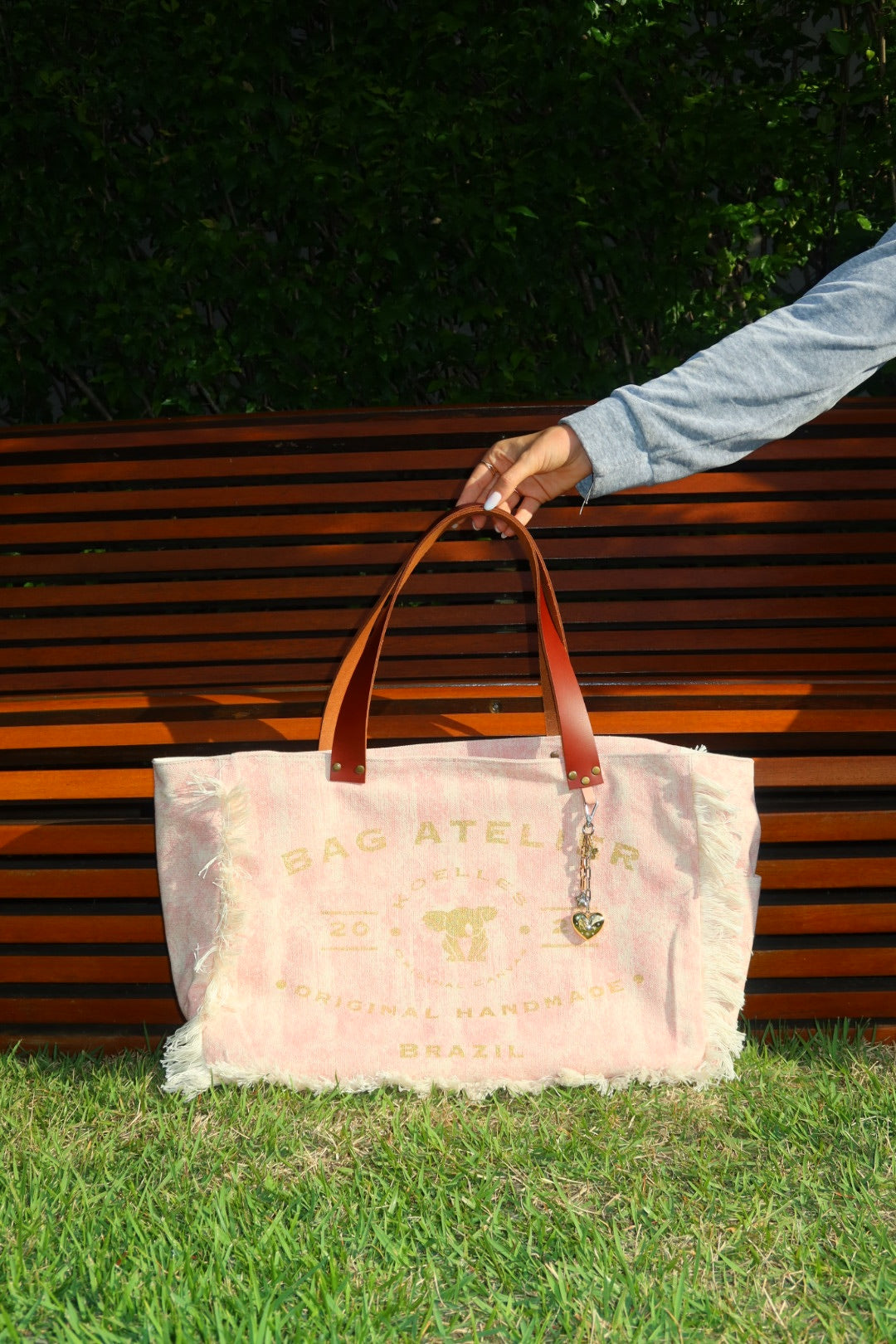 Bolsa Wallow Rosa com Alça de Couro Marrom com Zíper