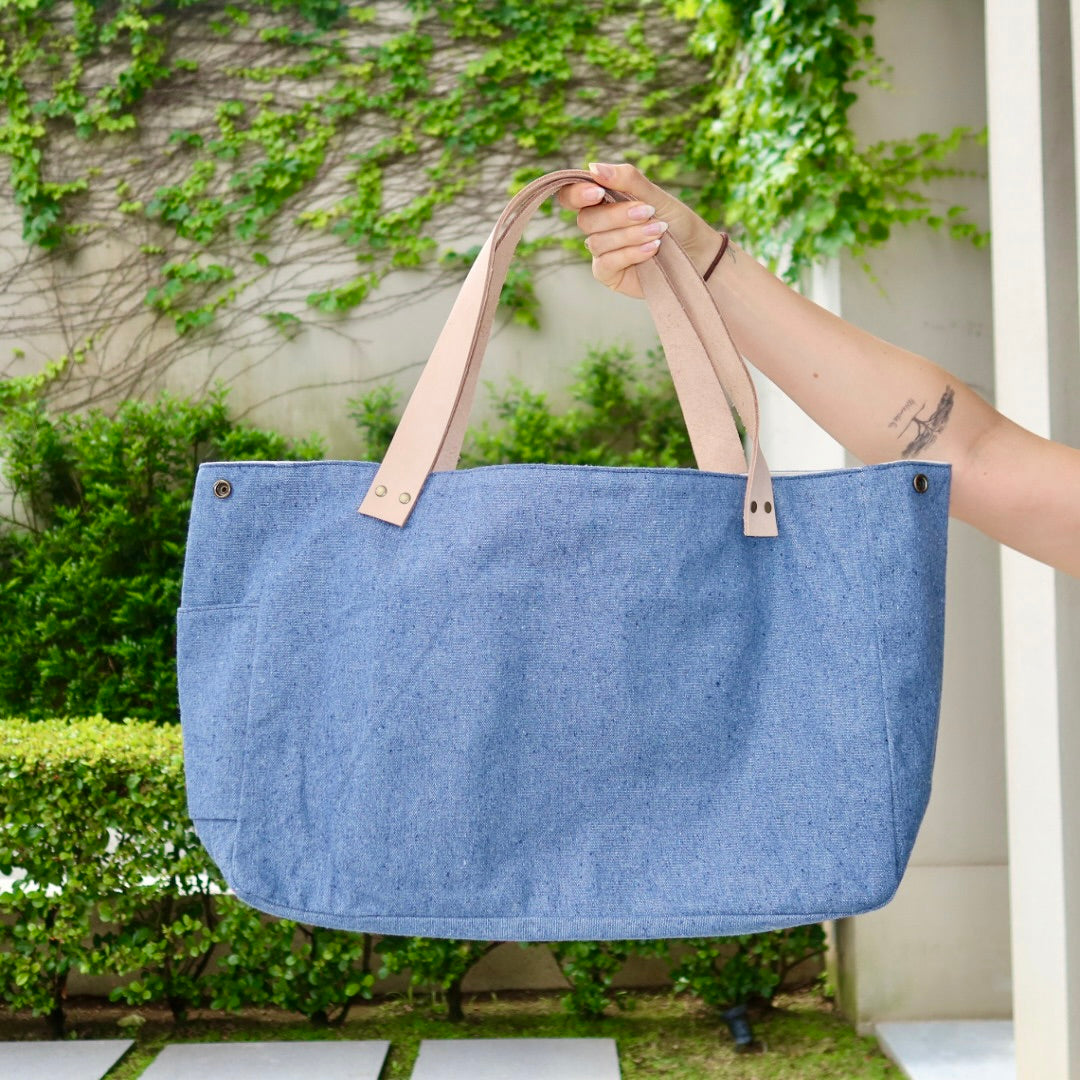 Bolsa Wallow Jeans Claro com Alça de Couro Pêssego