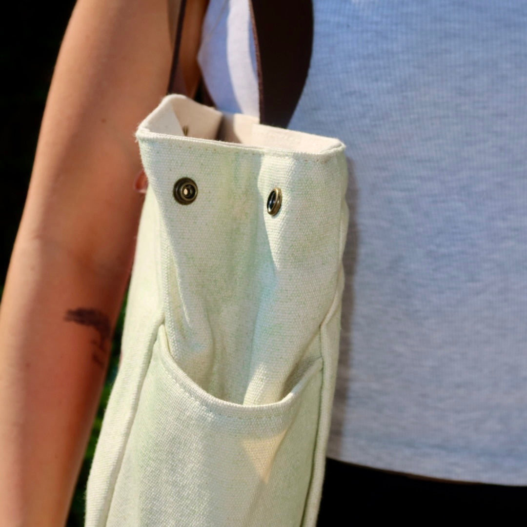 Bolsa Wallow Verde com Alça de Couro Marrom Escuro