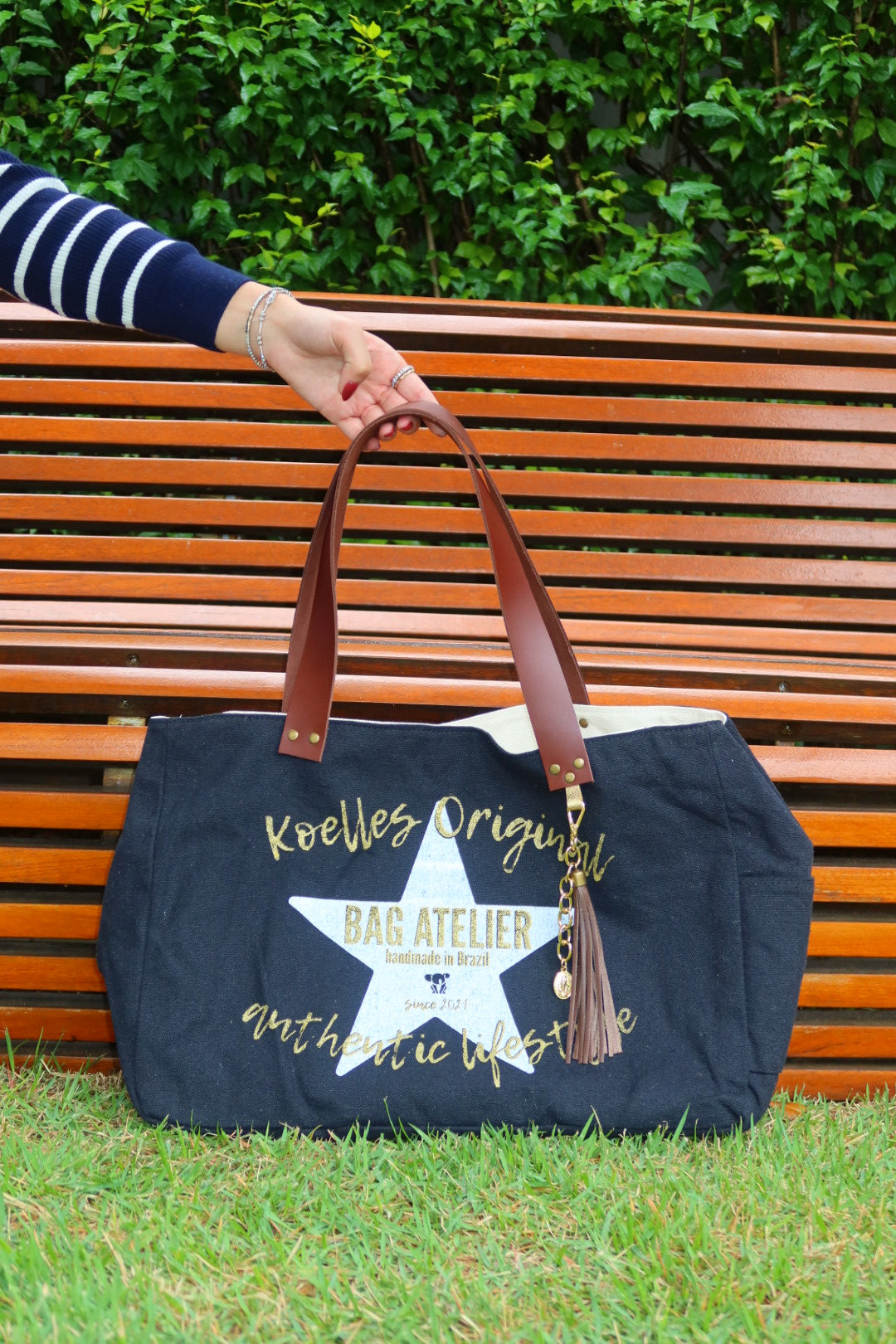 Bolsa Wallow Preto com Alça de Couro Marrom Escuro