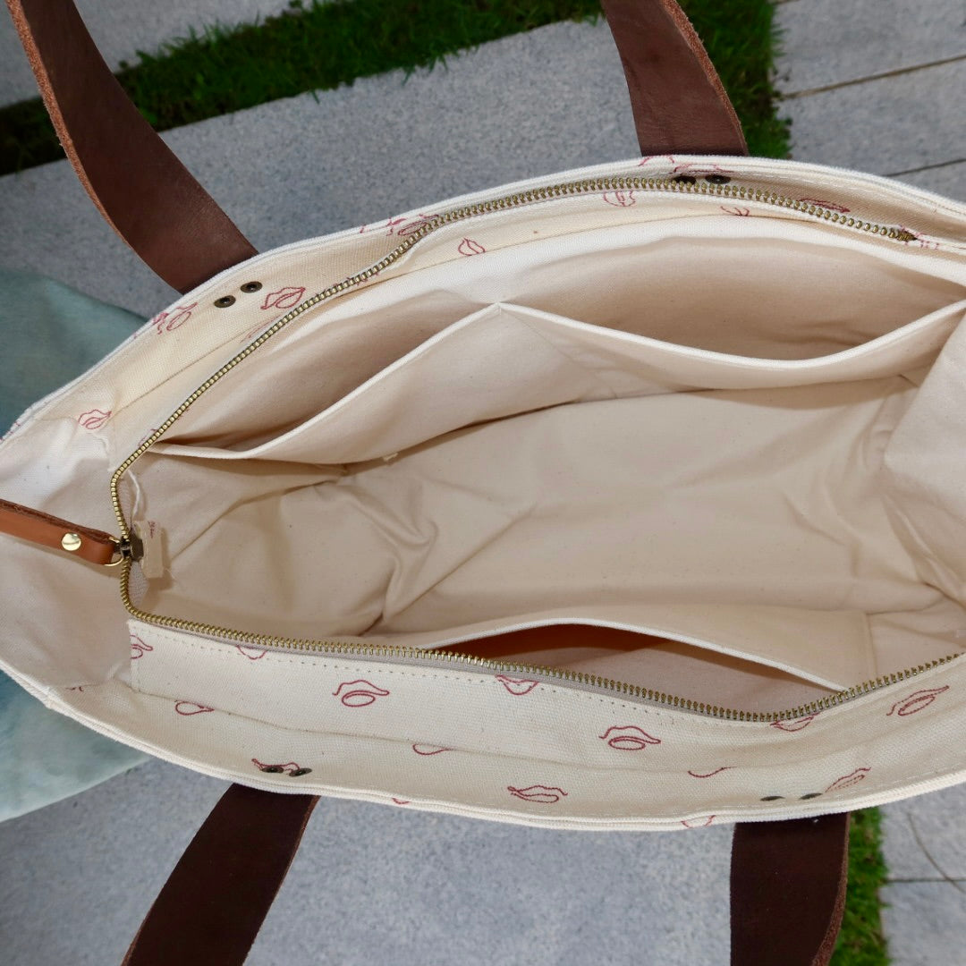 Bolsa Nuna Beijinho Cru com Alças de Couro Marrom Escuro