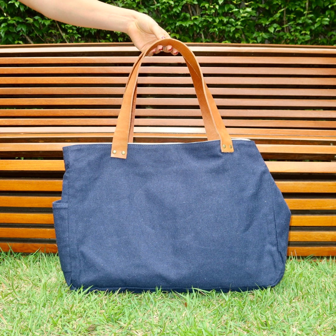 Bolsa Wallow Marinho com Alça de Couro Caramelo