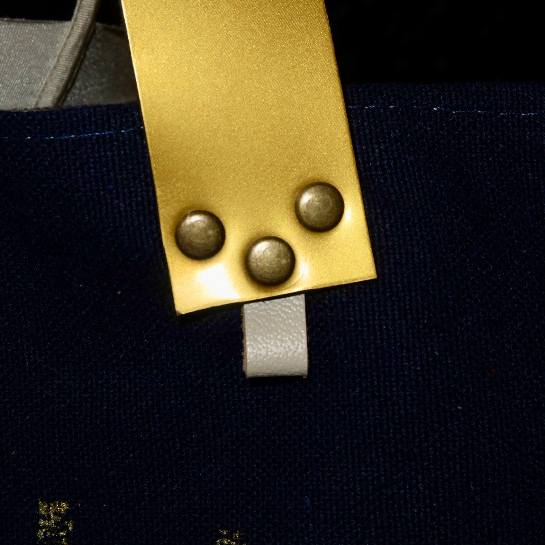 Bolsa Wallow Marinho com Alça de Couro Dourado