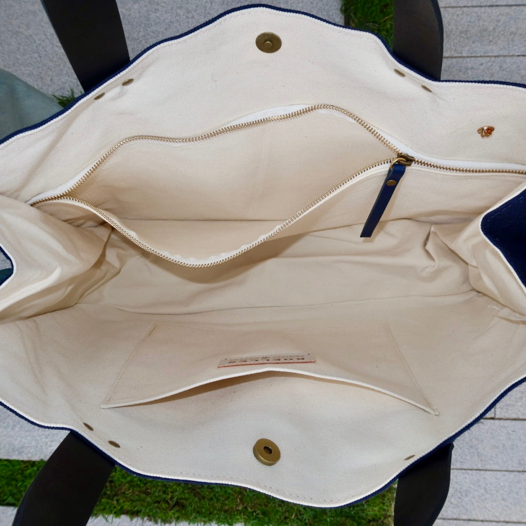 Bolsa Wallow Marinho com Alça de Couro Dourado