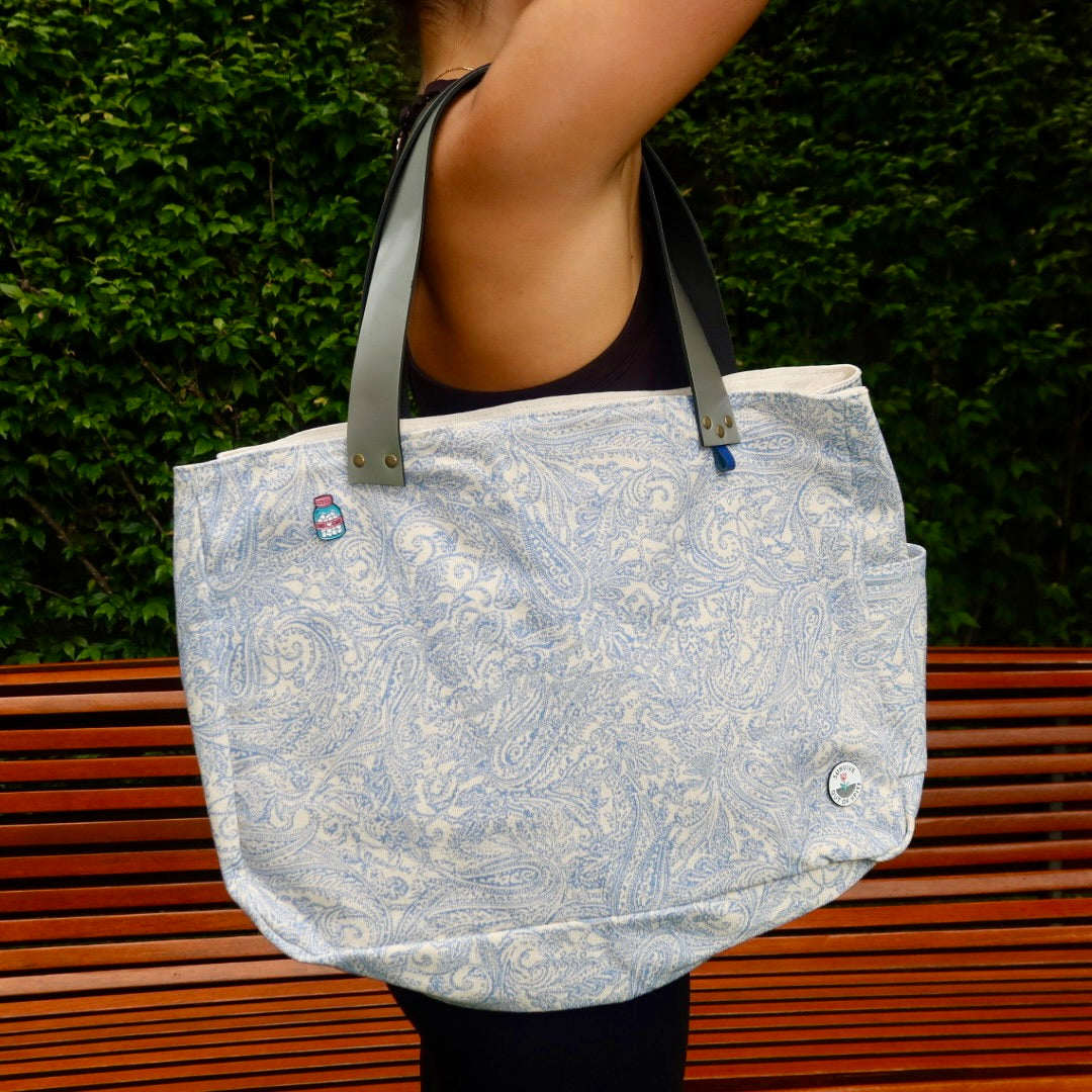 Bolsa Wallow Arabesque Azul com Alça de Couro Prata