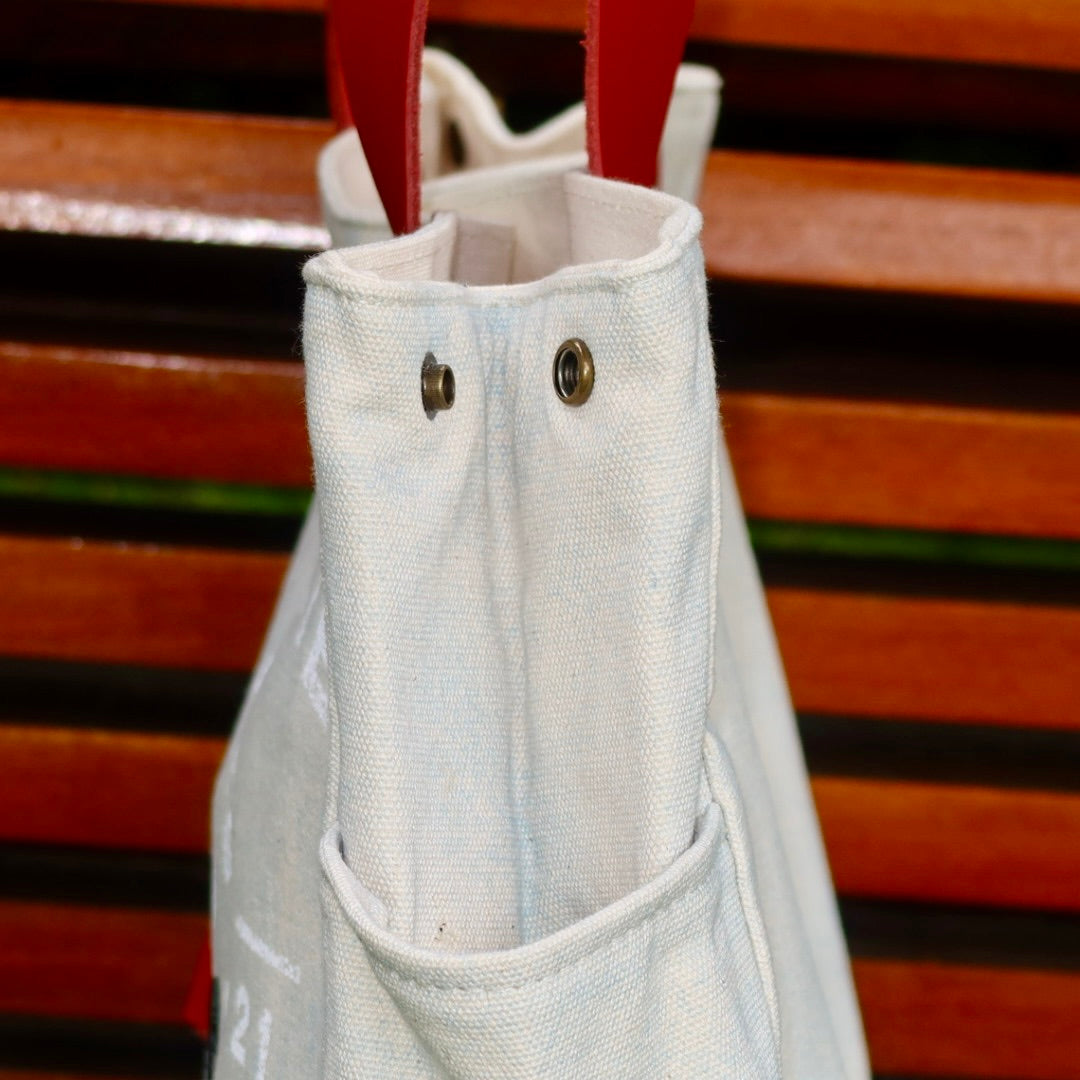 Bolsa Wallow Azul com Alça de Couro Vermelha