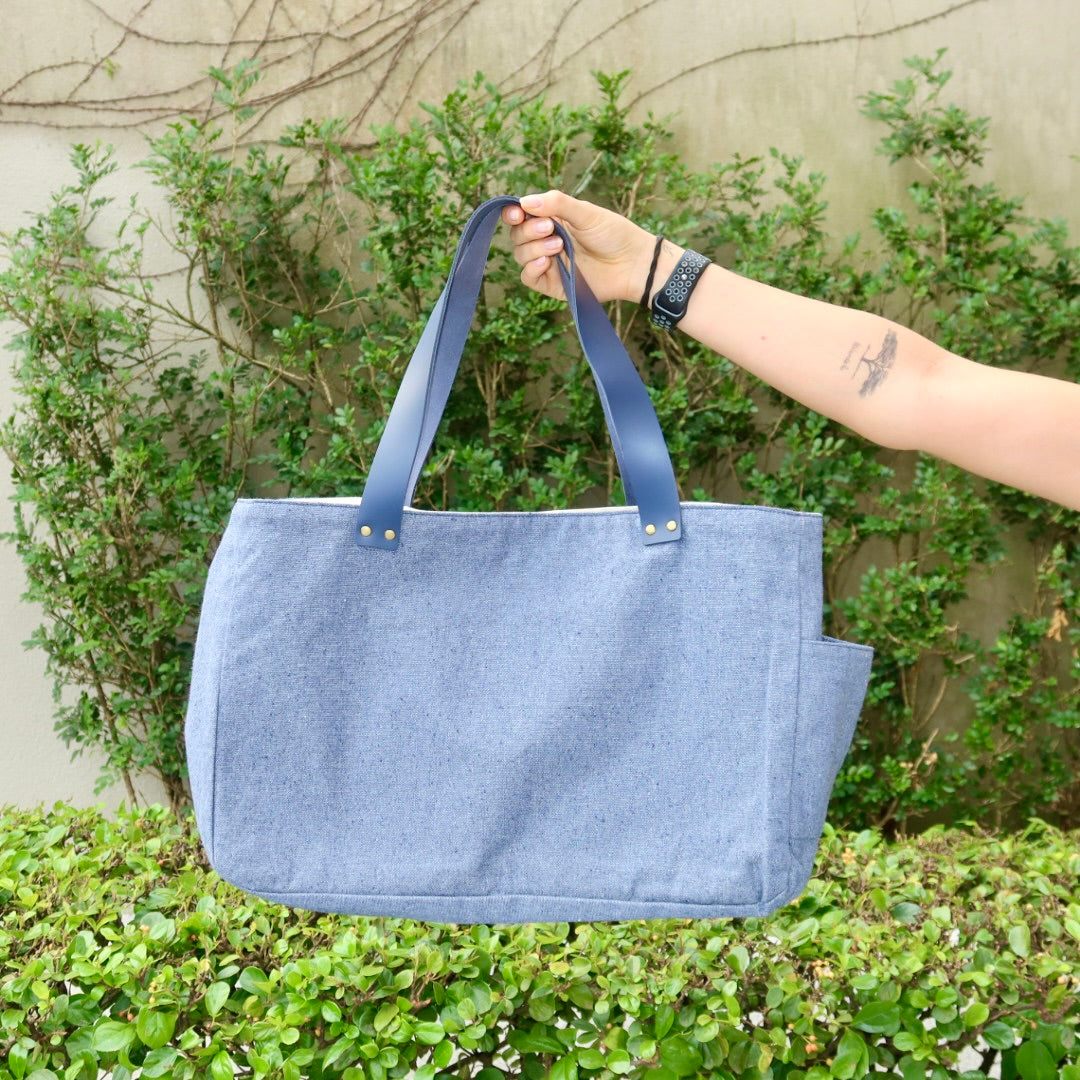 Bolsa Wallow Jeans Claro com Alça de Couro Marinho