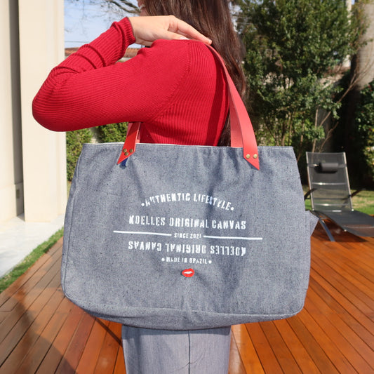 Bolsa Wallow Cinza com Alça de Couro Vermelho