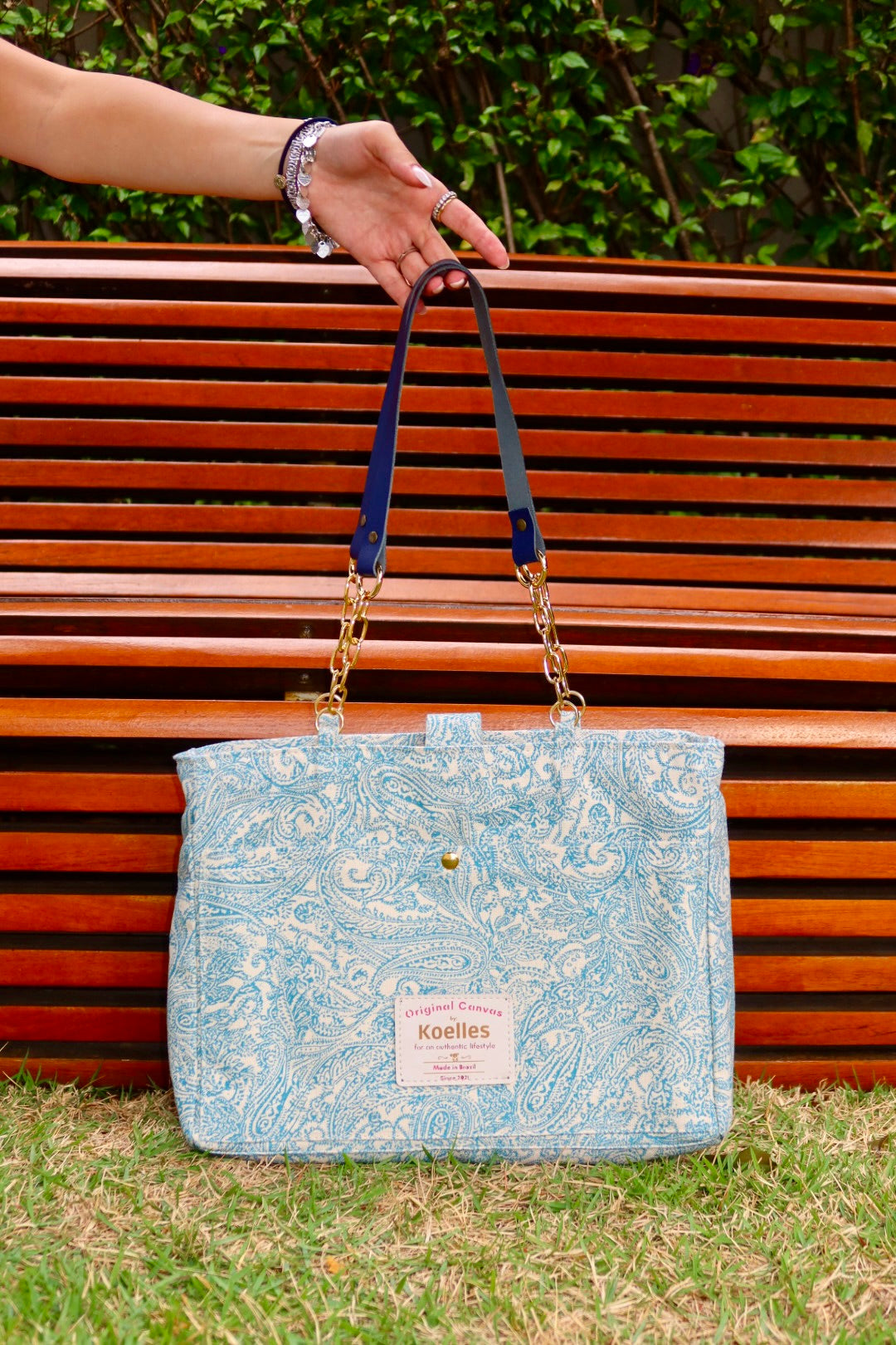 Bolsa Katrin Arabesque Turquesa com Alças de Corrente e Couro Marinho