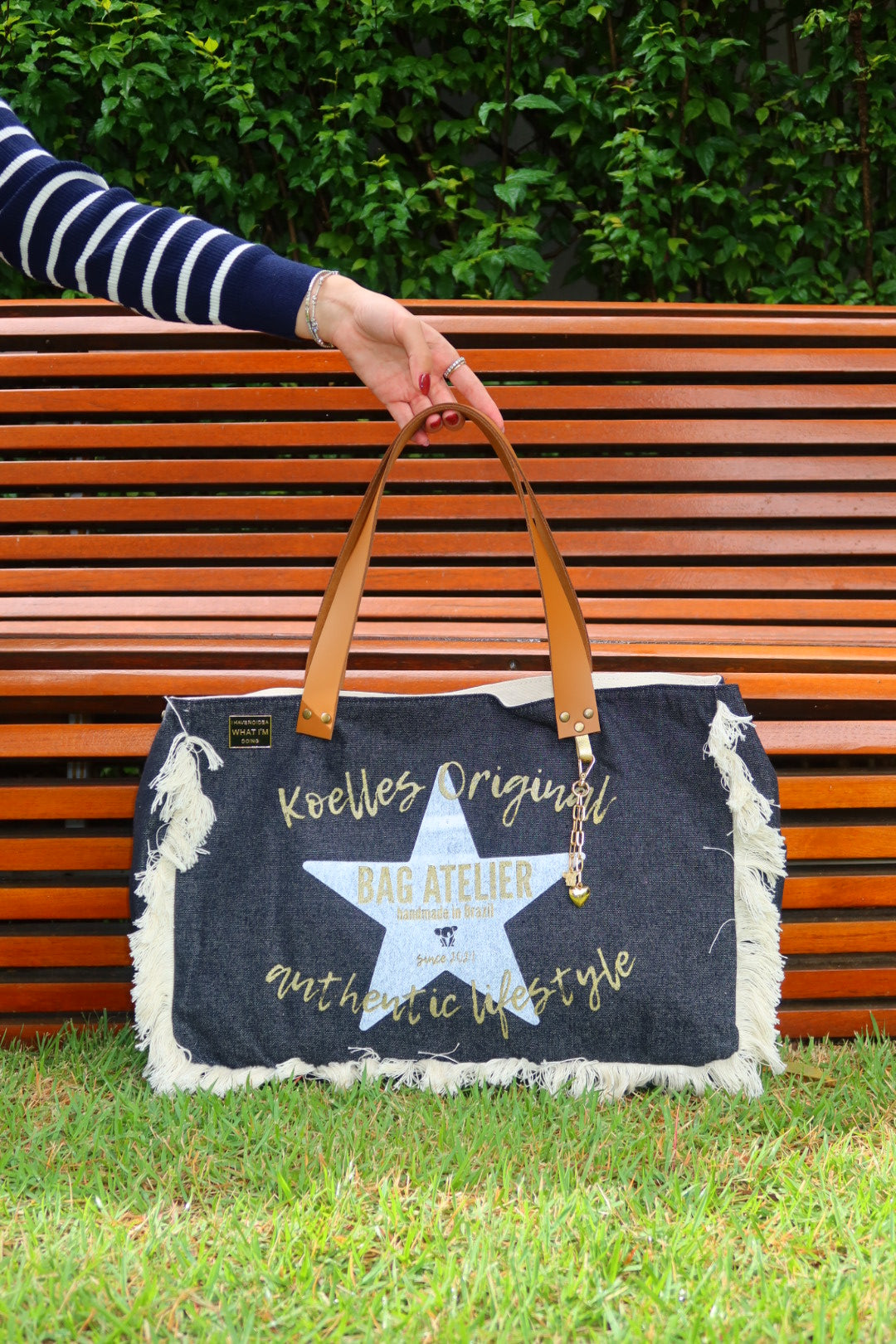 Bolsa Wallow Jeans Preto com Alça de Couro Caramelo