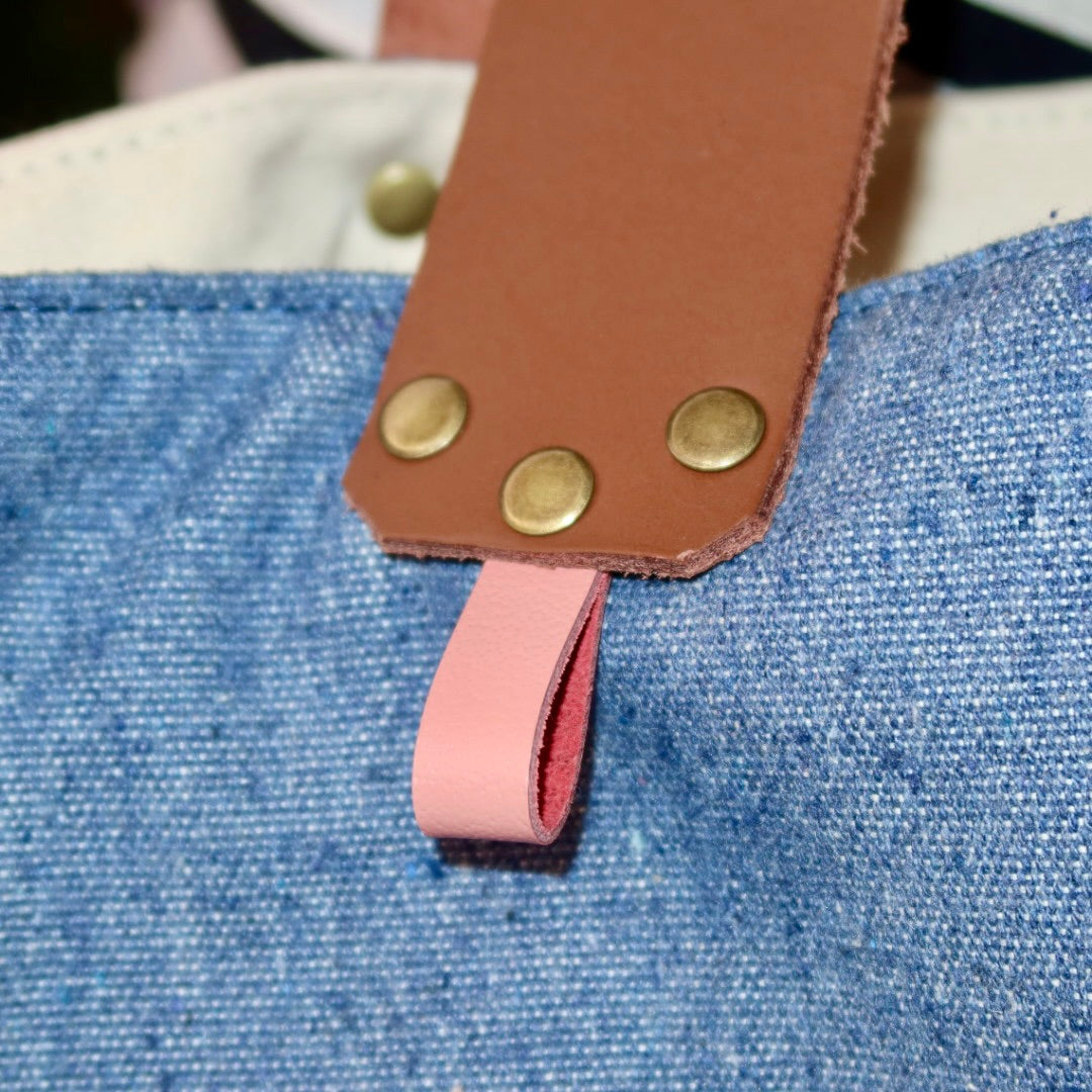 Bolsa Wallow Jeans Claro com Alça de Couro Caramelo