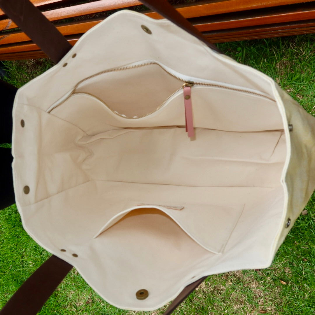 Bolsa Wallow Amarela com Alça de Couro Marrom Escuro