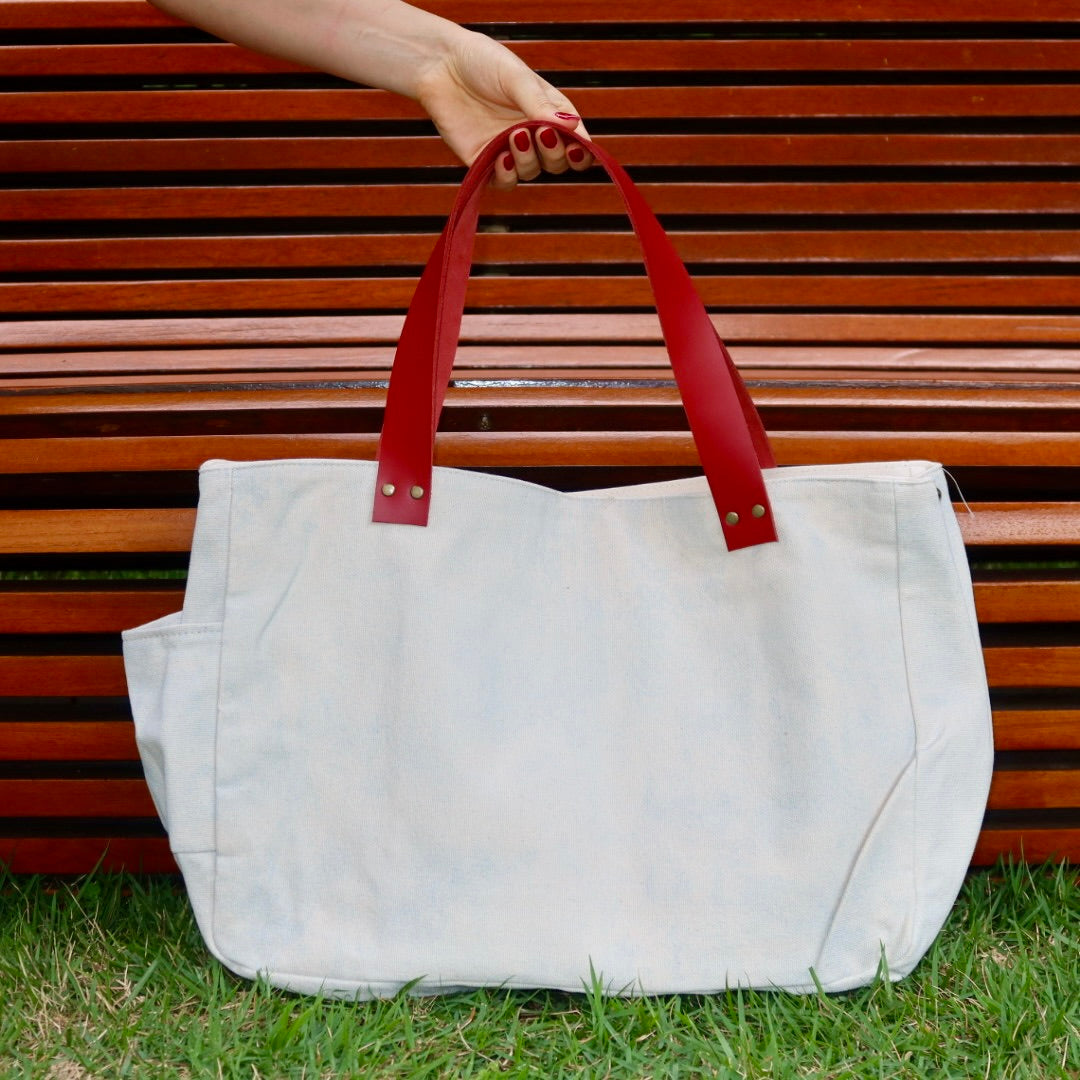 Bolsa Wallow Azul com Alça de Couro Vermelha