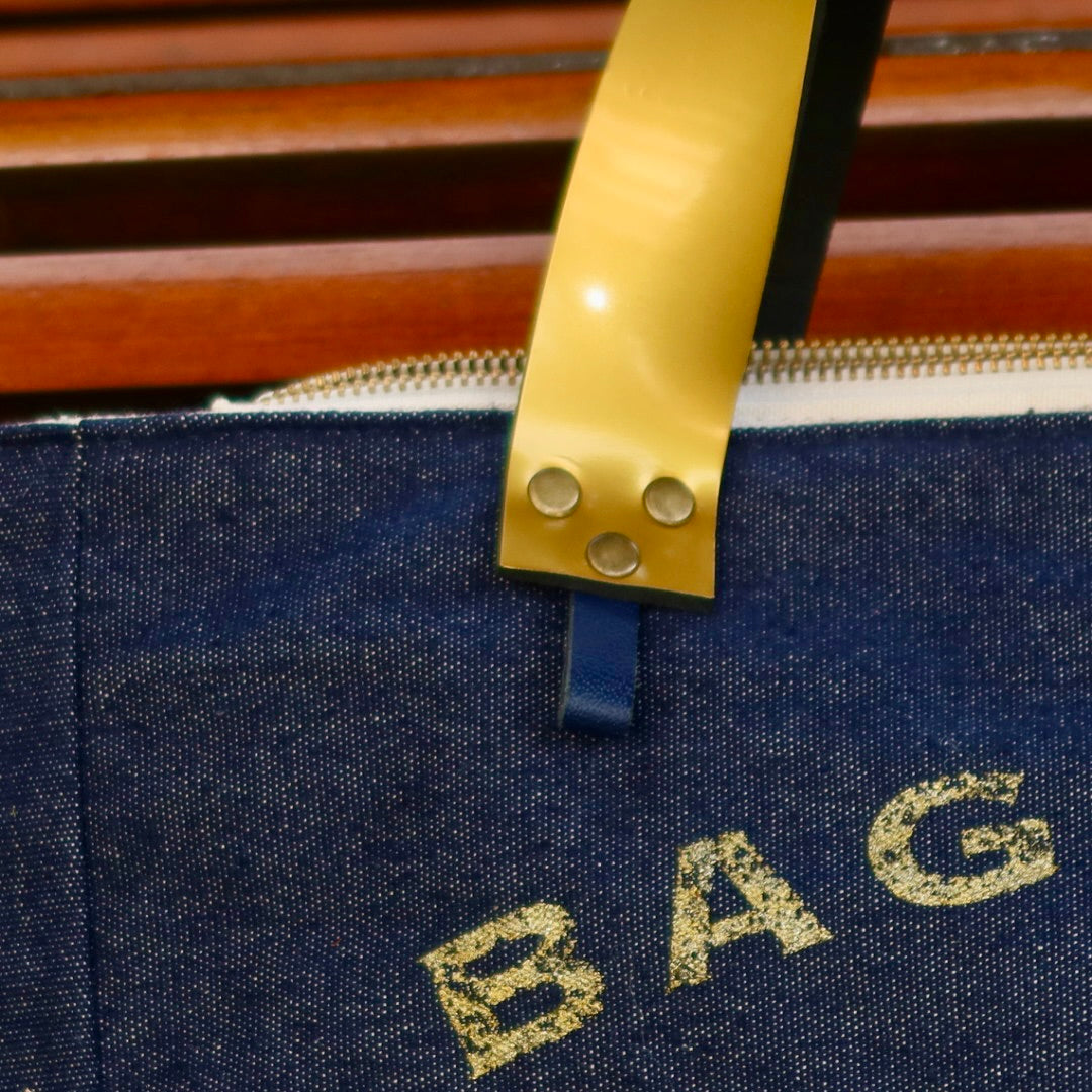 Bolsa Wallow Jeans Escuro com Alça de Couro Dourado com Zíper