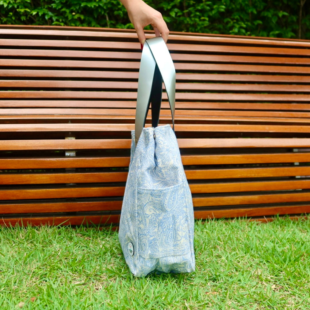 Bolsa Wallow Arabesque Azul com Alça de Couro Prata