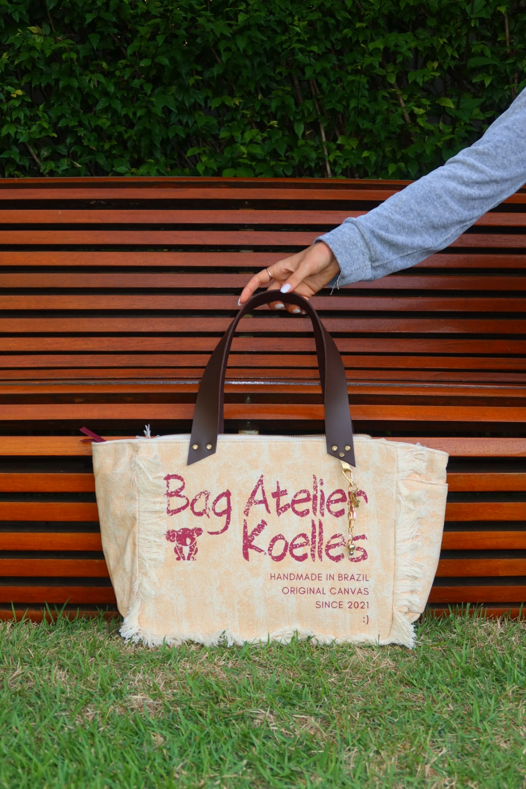 Bolsa Nuna Laranja com Alças de Couro Marrom Escuro com Zíper