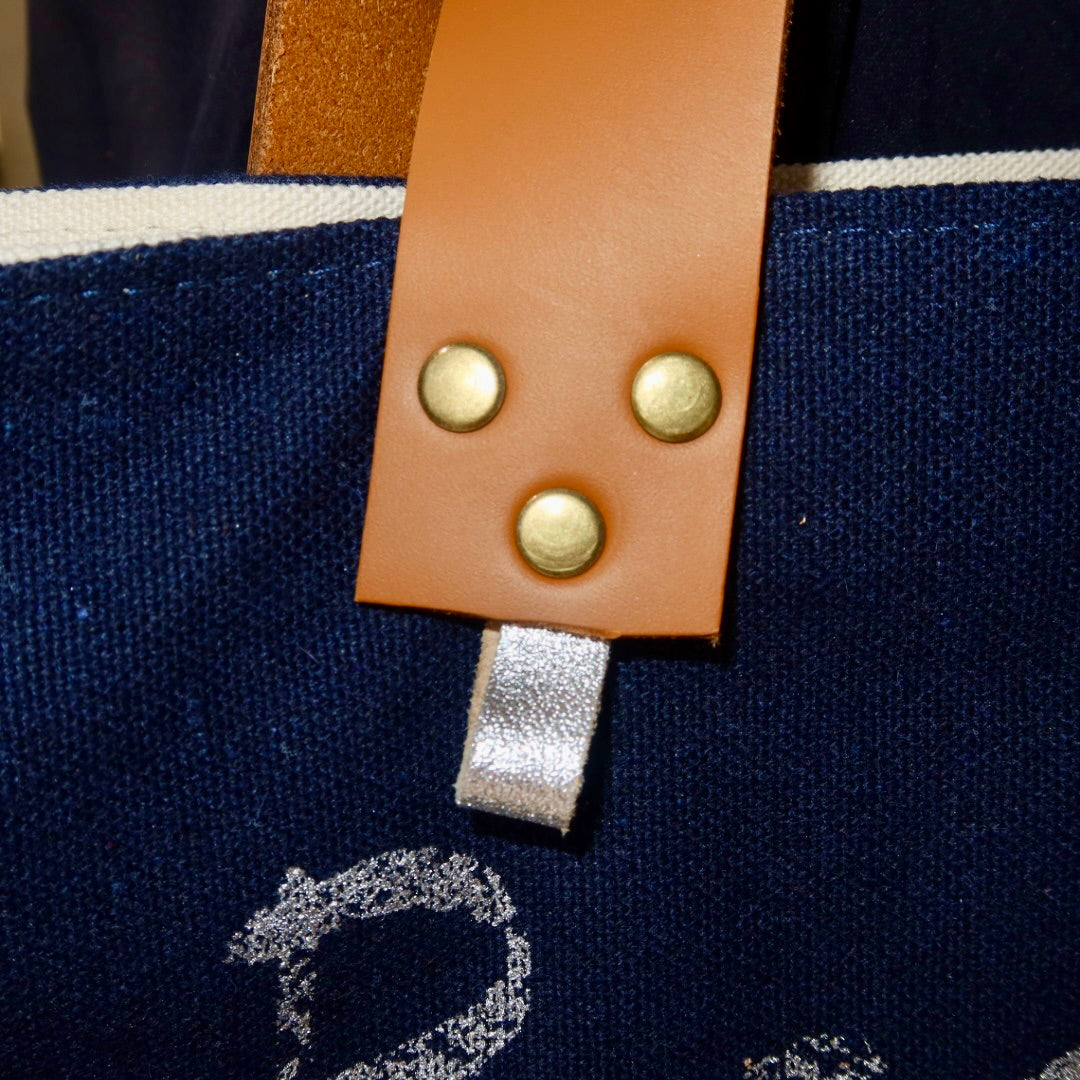 Bolsa Wallow Marinho com Alça de Couro Caramelo