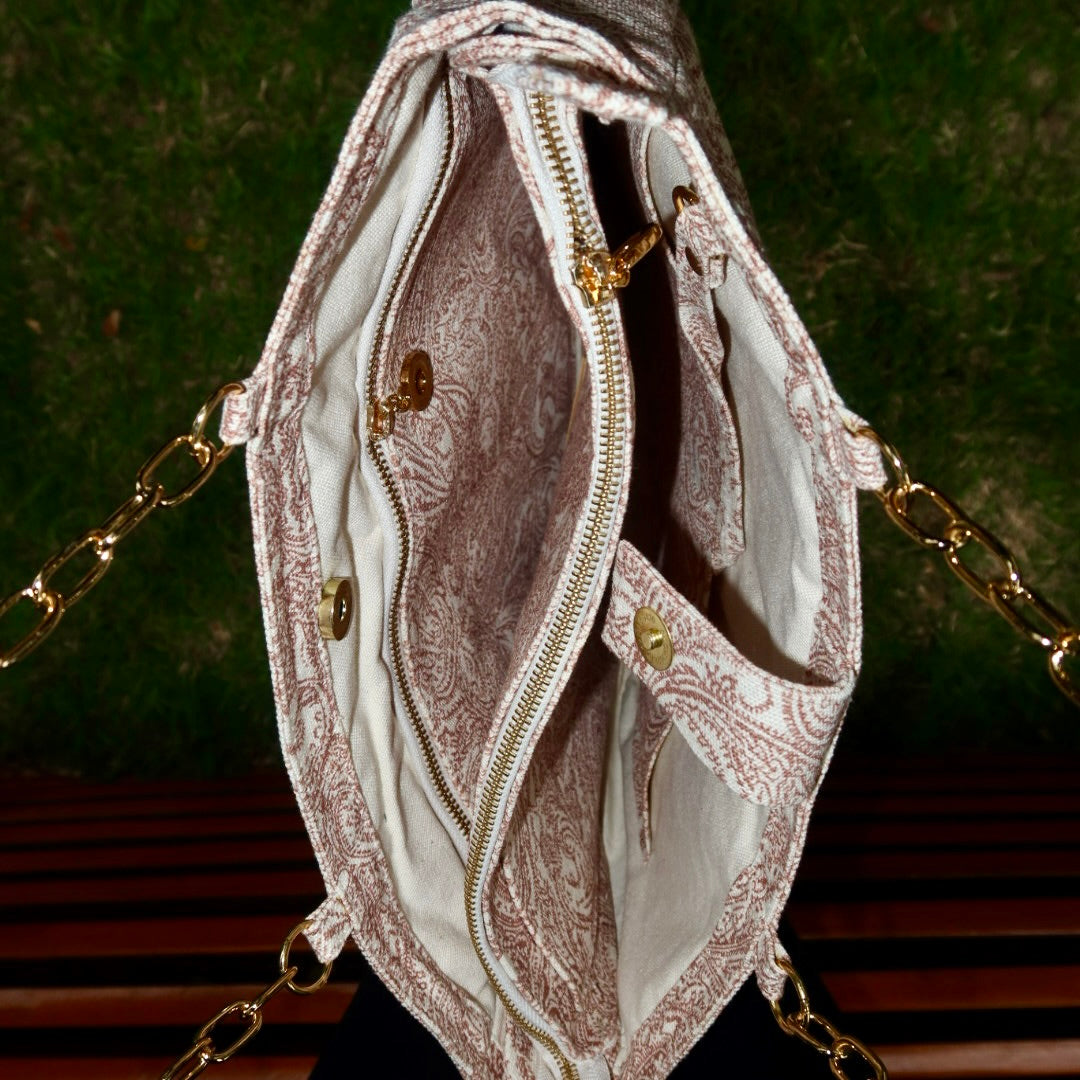 Bolsa Katrin Arabesque Terracota com Alças de Corrente e Couro Dourado