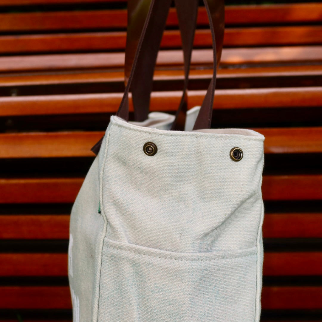 Bolsa Wallow Aqua com Alça de Couro Marrom Vinil