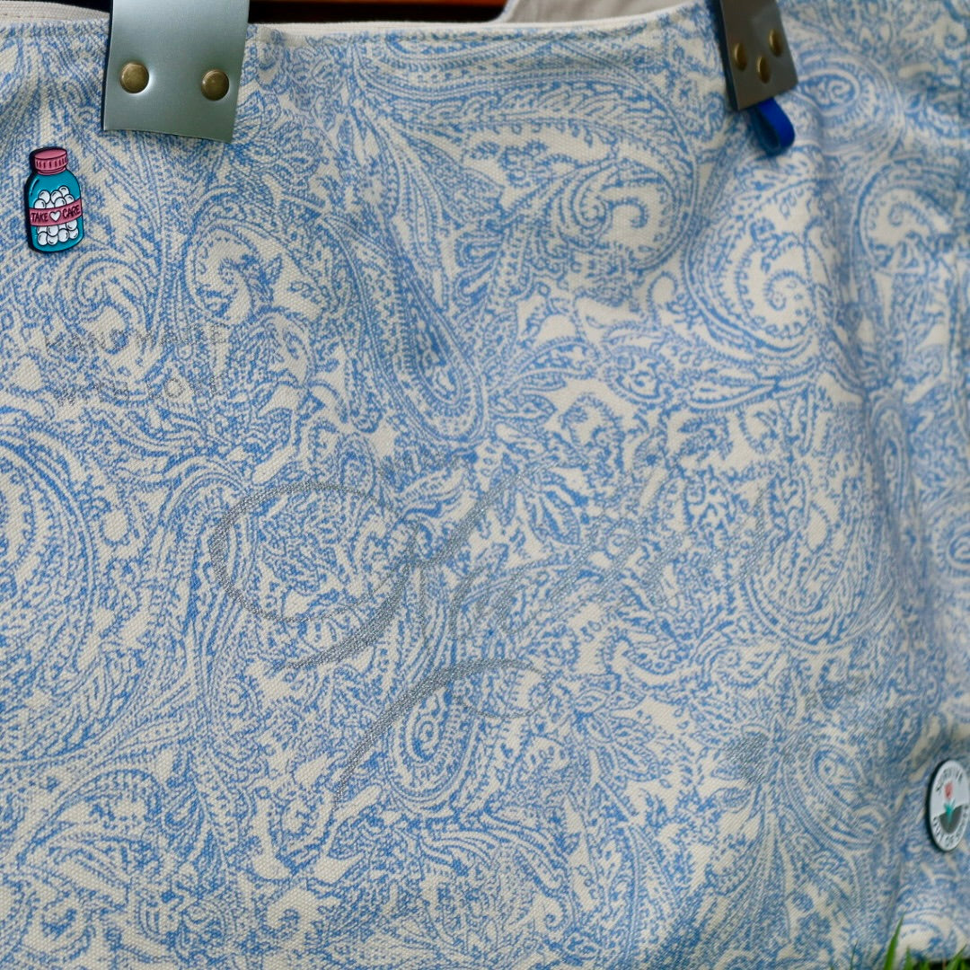 Bolsa Wallow Arabesque Azul com Alça de Couro Prata