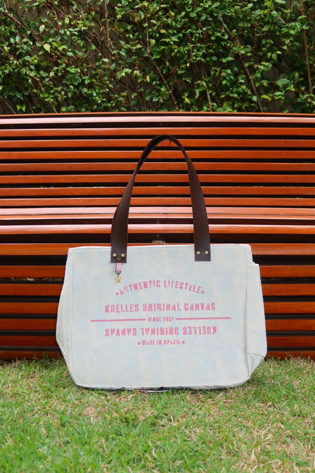 Bolsa Nuna Azul com Alças de Couro Marrom Escuro